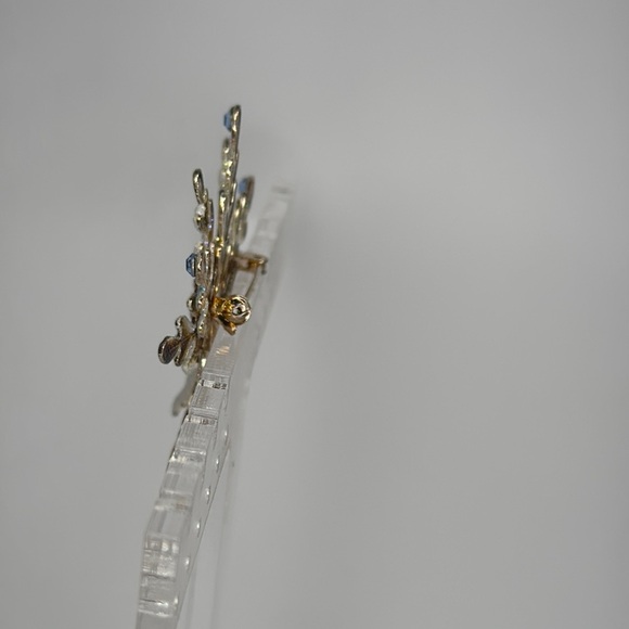 Chic Snowflake Brooch with Blue Highlights - Picture 2 of 4